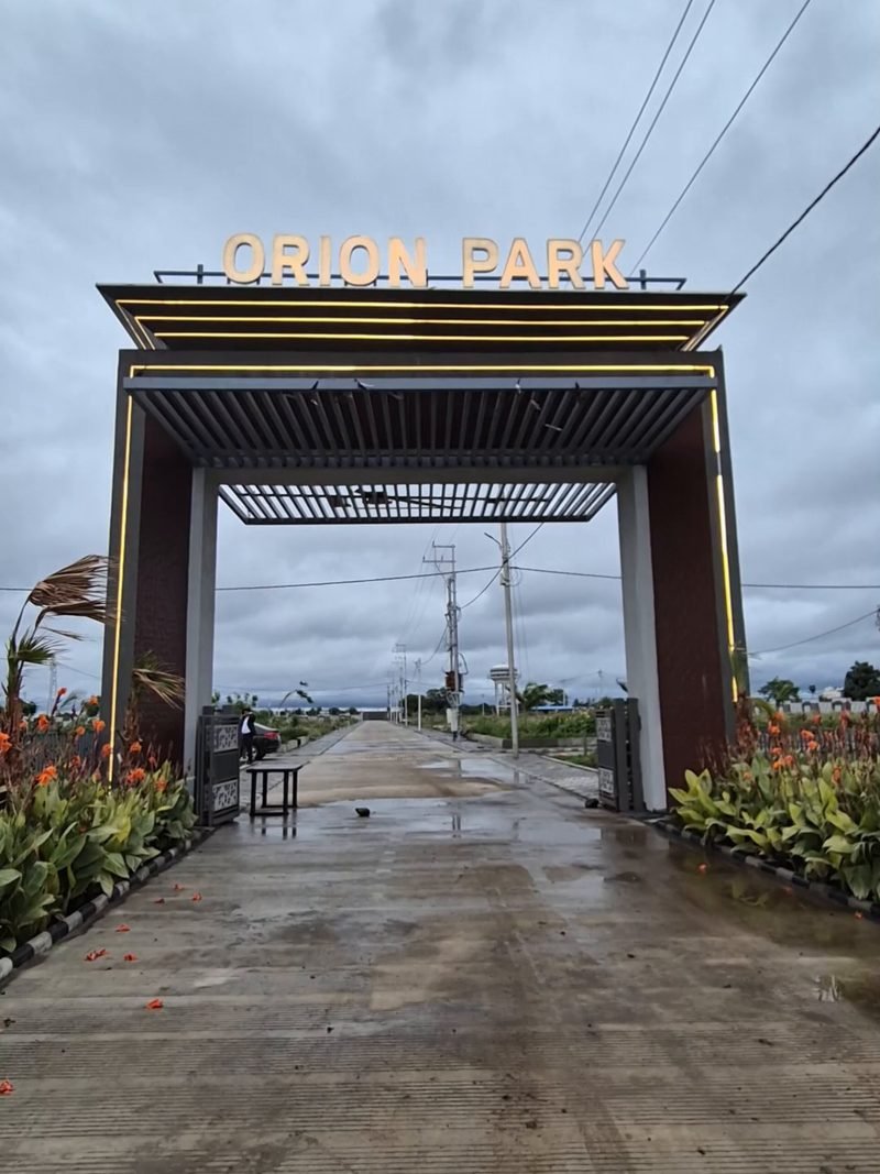 Gated entrance of a plotted development